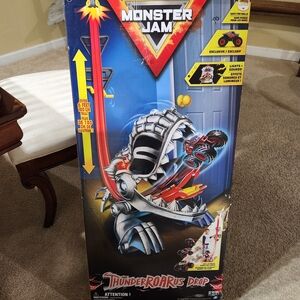 Monster Jam ThunderROARus Drop Playset - Silver and Red